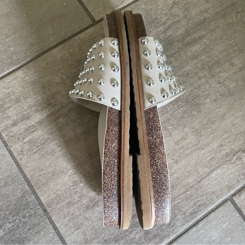 Vince Camuto Rare Beige Leather Kortlen Silver Studded Slide Sandal Size 7.5 - Picture 3 of 5